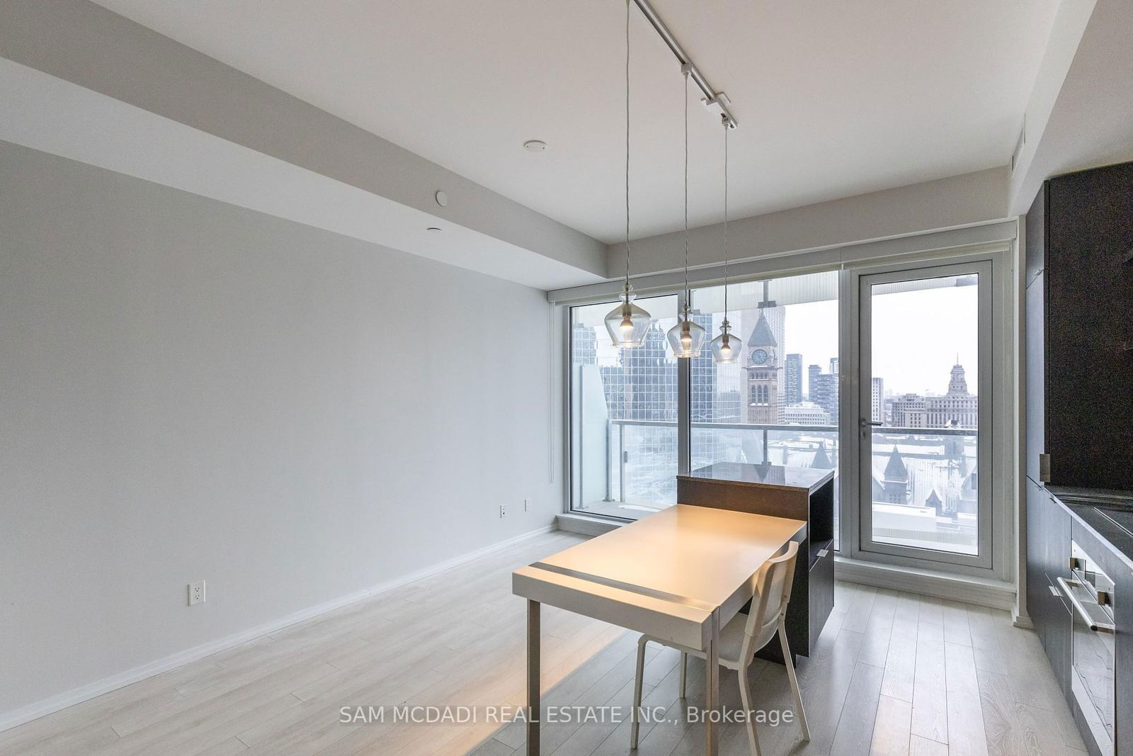 197 Yonge St, unit 1410 for rent