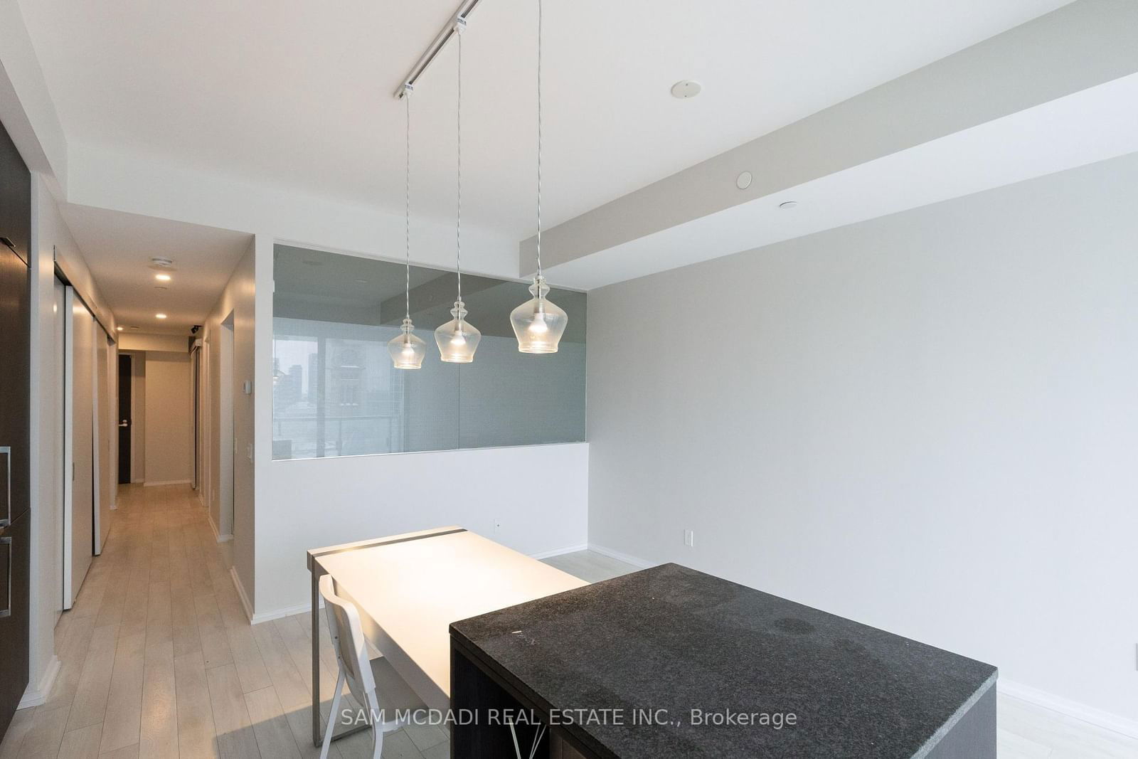 197 Yonge St, unit 1410 for rent