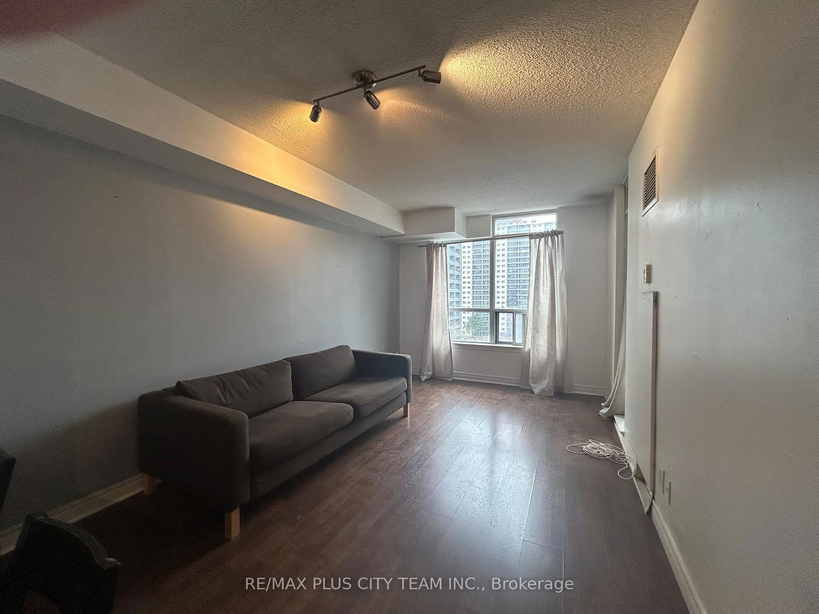 225 Wellesley St E, unit 907 for rent