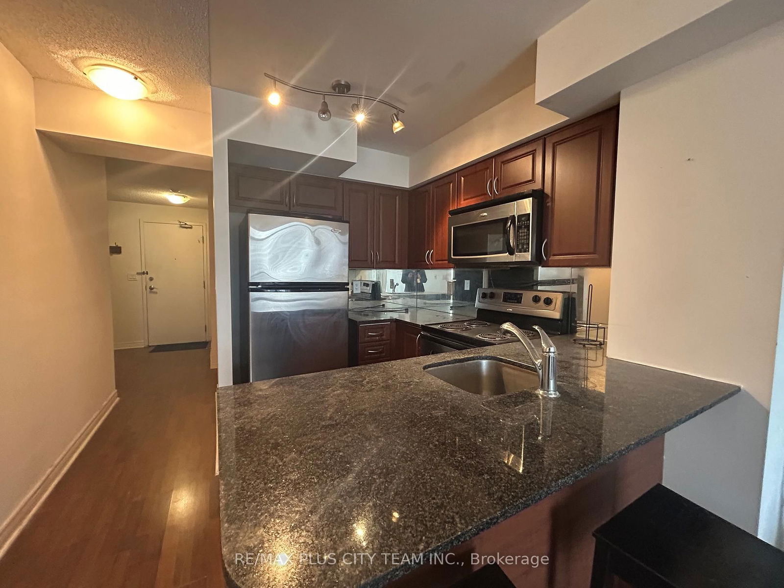 225 Wellesley St E, unit 907 for rent