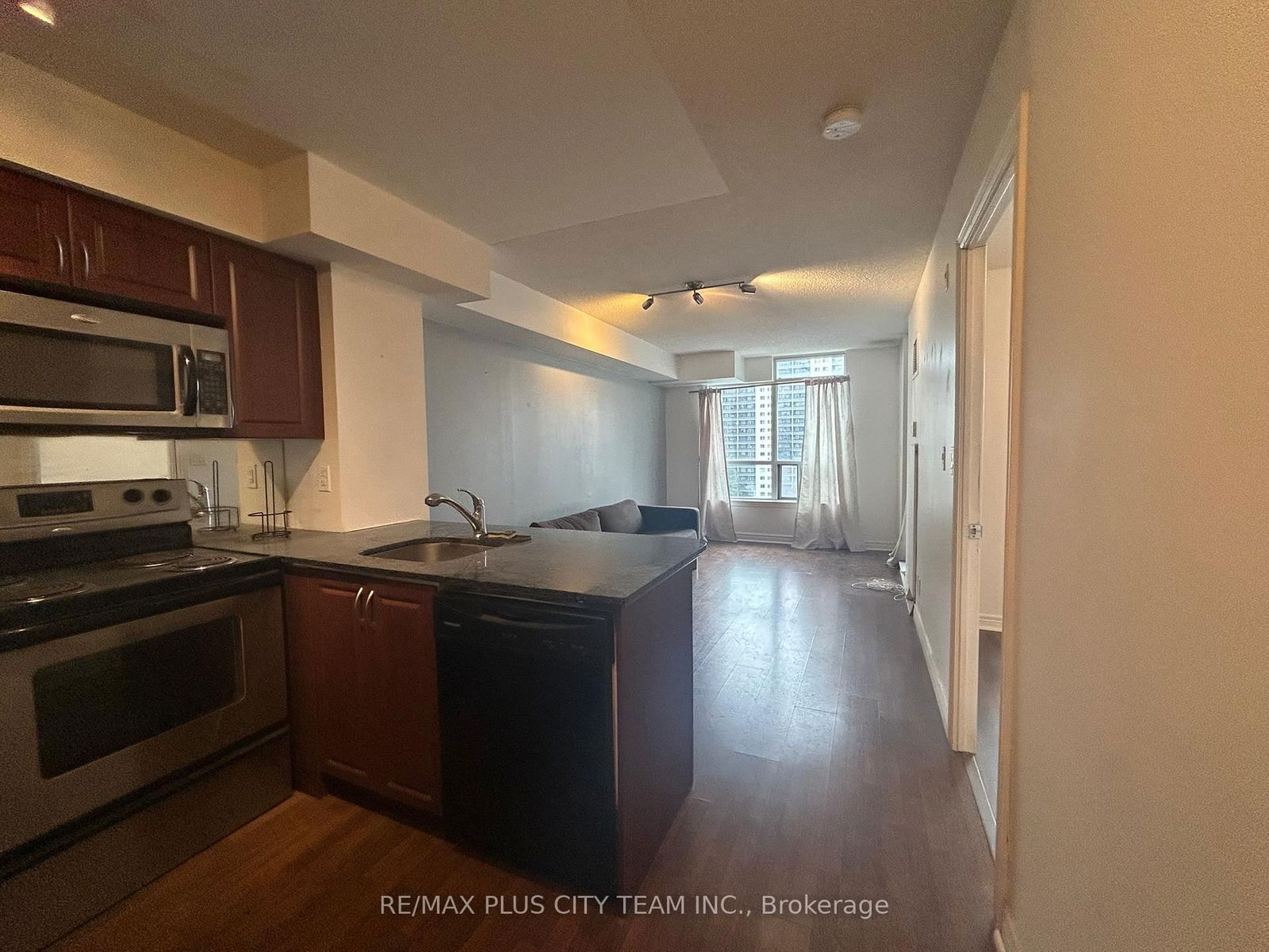 225 Wellesley St E, unit 907 for rent