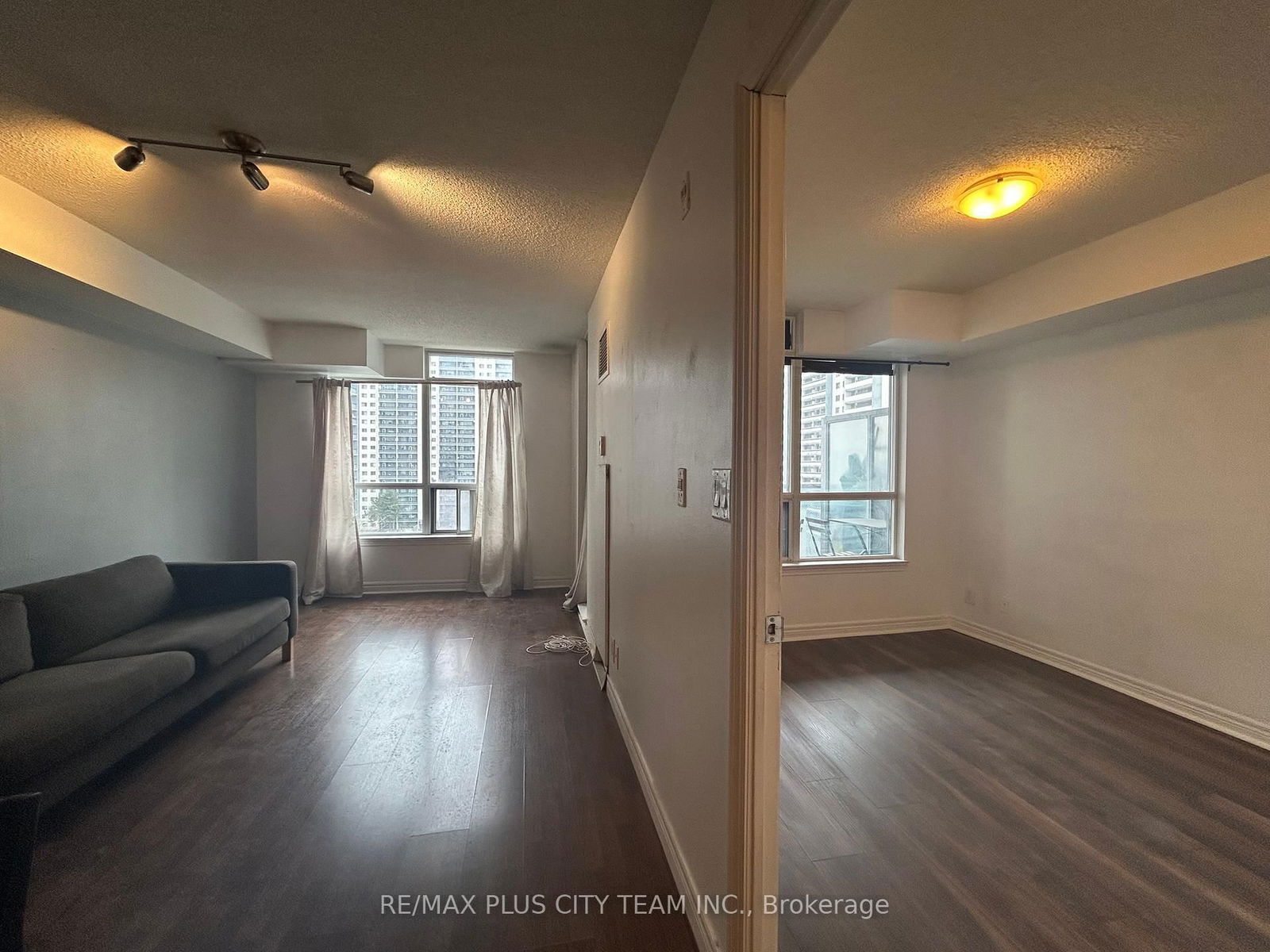 225 Wellesley St E, unit 907 for rent