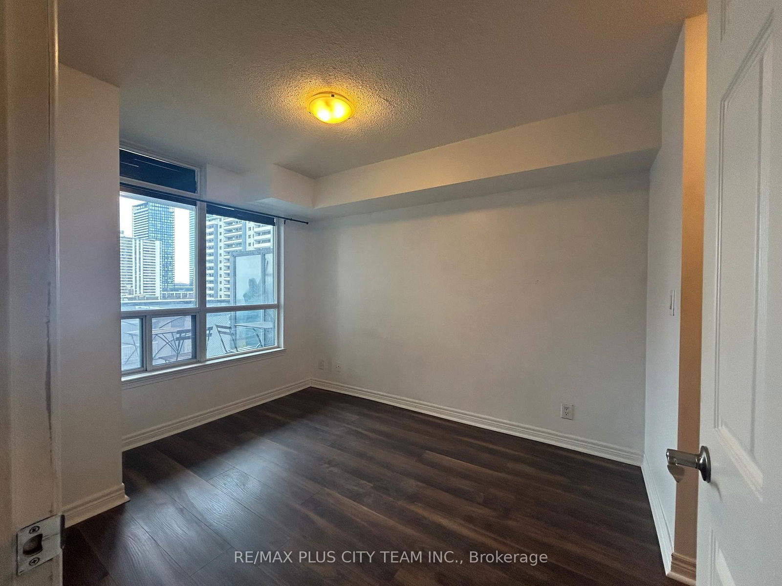 225 Wellesley St E, unit 907 for rent