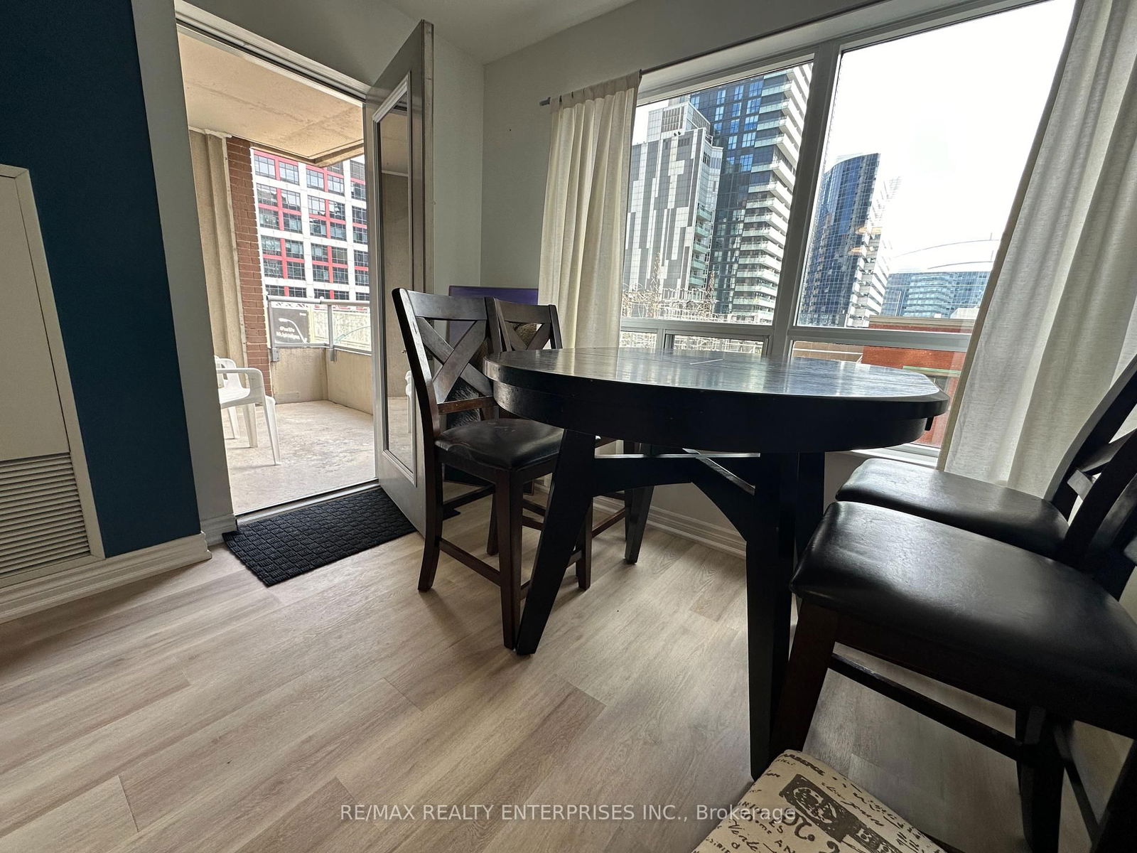 250 Wellington St W, unit 436 for rent