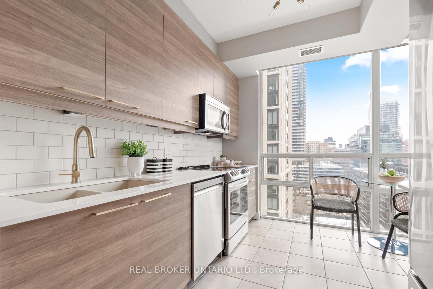 88 Broadway Ave, unit 1206 for sale