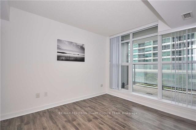 19 Singer Crt, unit 215 for rent