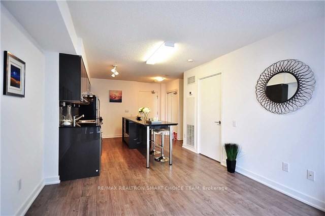 19 Singer Crt, unit 215 for rent