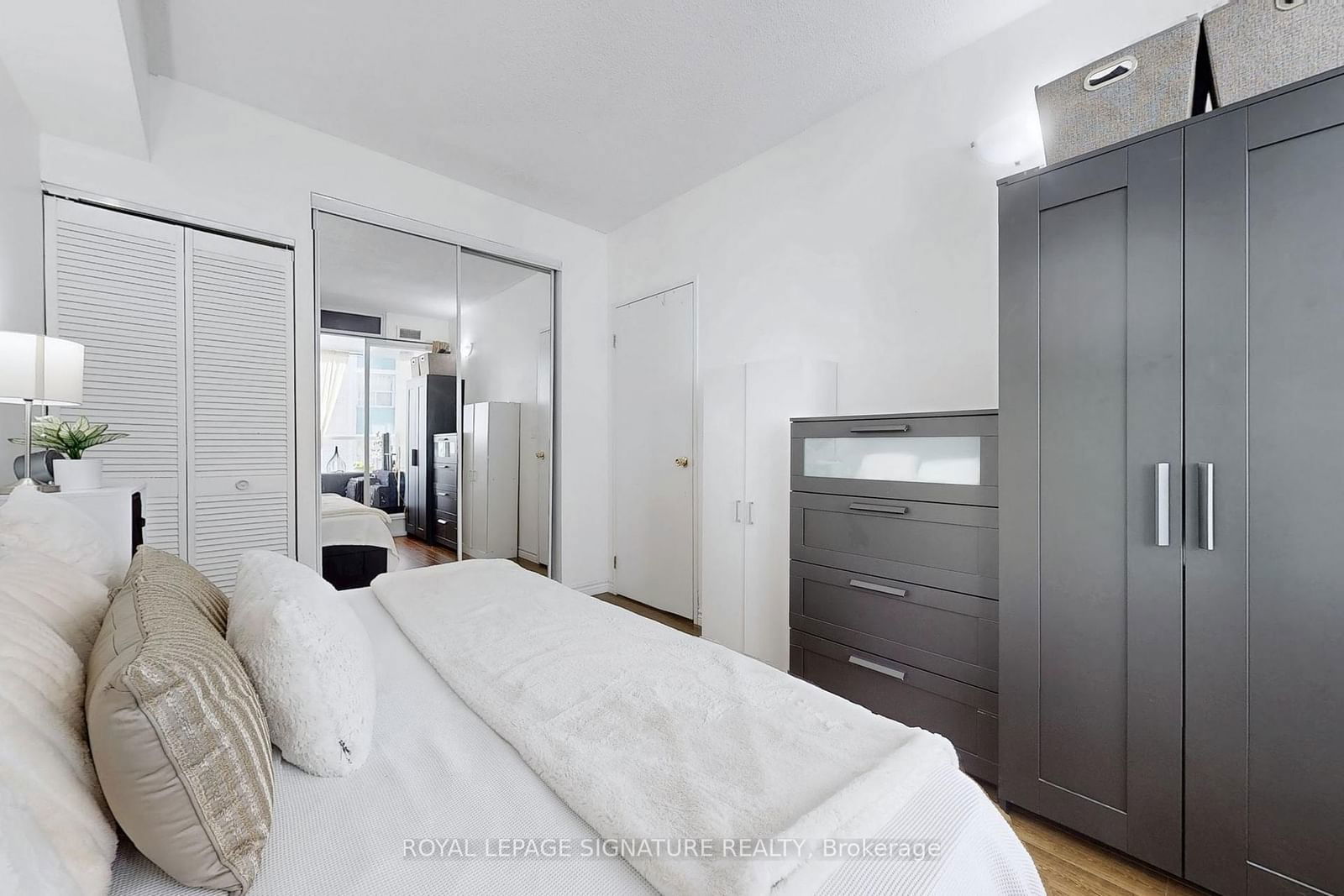 70 Alexander St, unit 1004 for sale