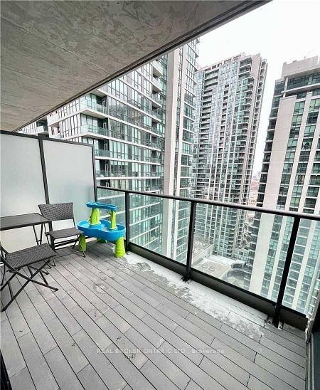 33 Bay St, unit 2107 for rent