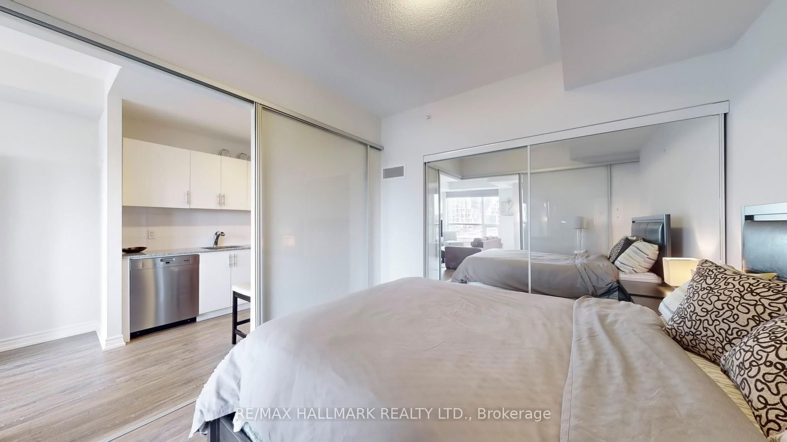 23 Glebe Rd W, unit 518 for rent