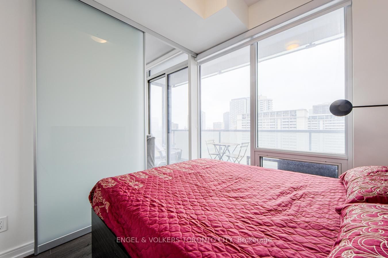 28 Wellesley St E, unit 1104 for rent