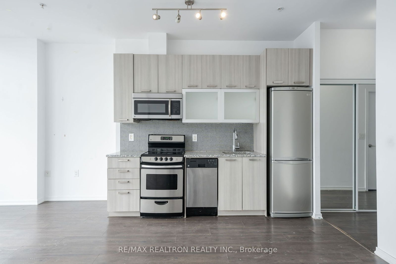 36 Lisgar St, unit 323 for rent