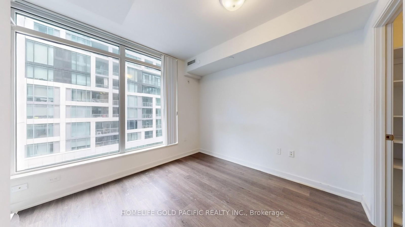 27 Bathurst St, unit 516W for sale