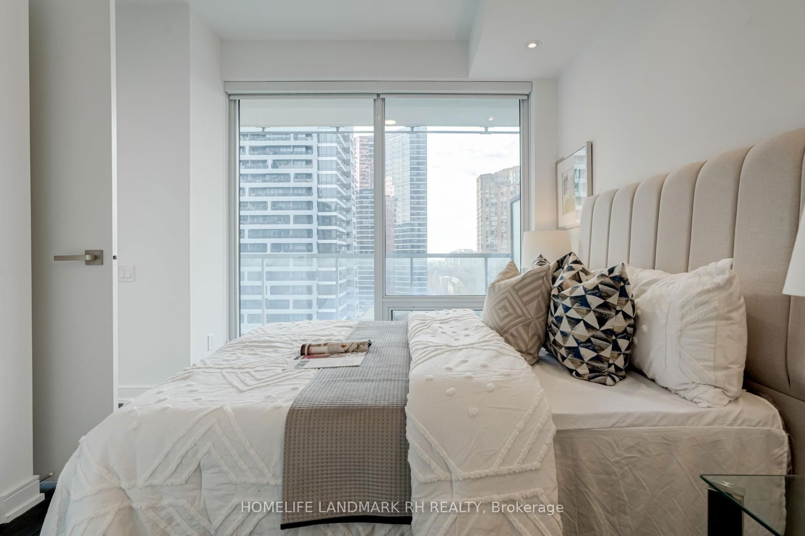 3 Gloucester St, unit 1109 for rent