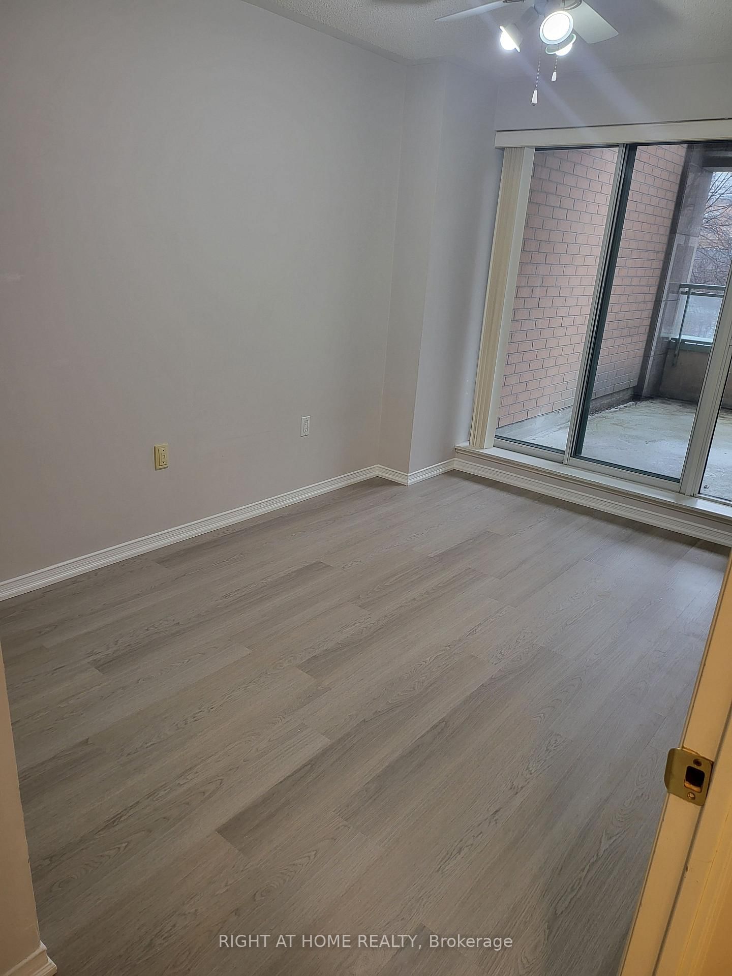 889 Bay St, unit 202 for rent