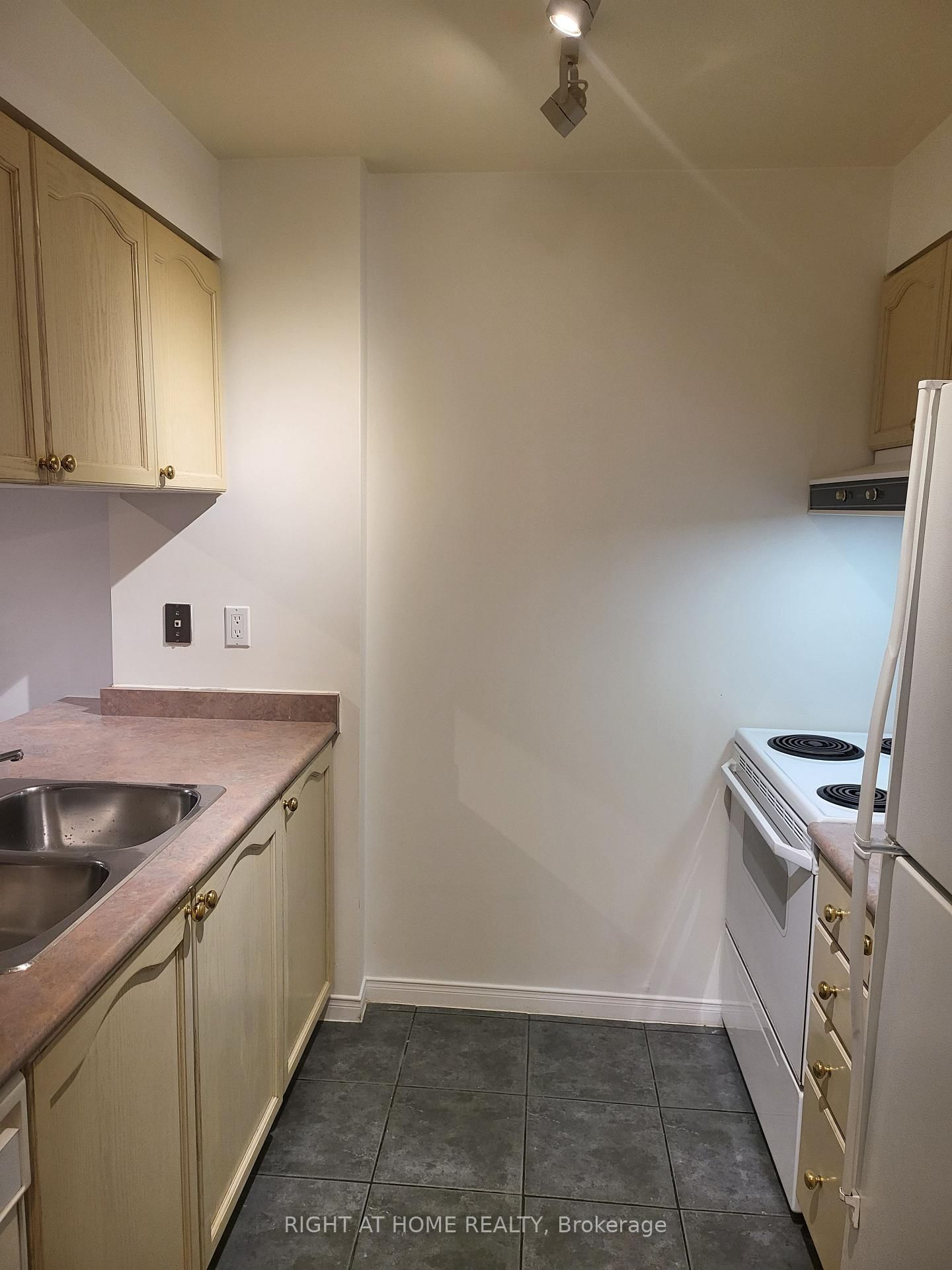 889 Bay St, unit 202 for rent