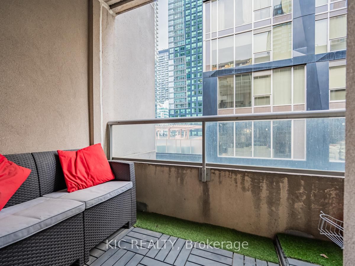 250 Wellington St W, unit 1727 for sale