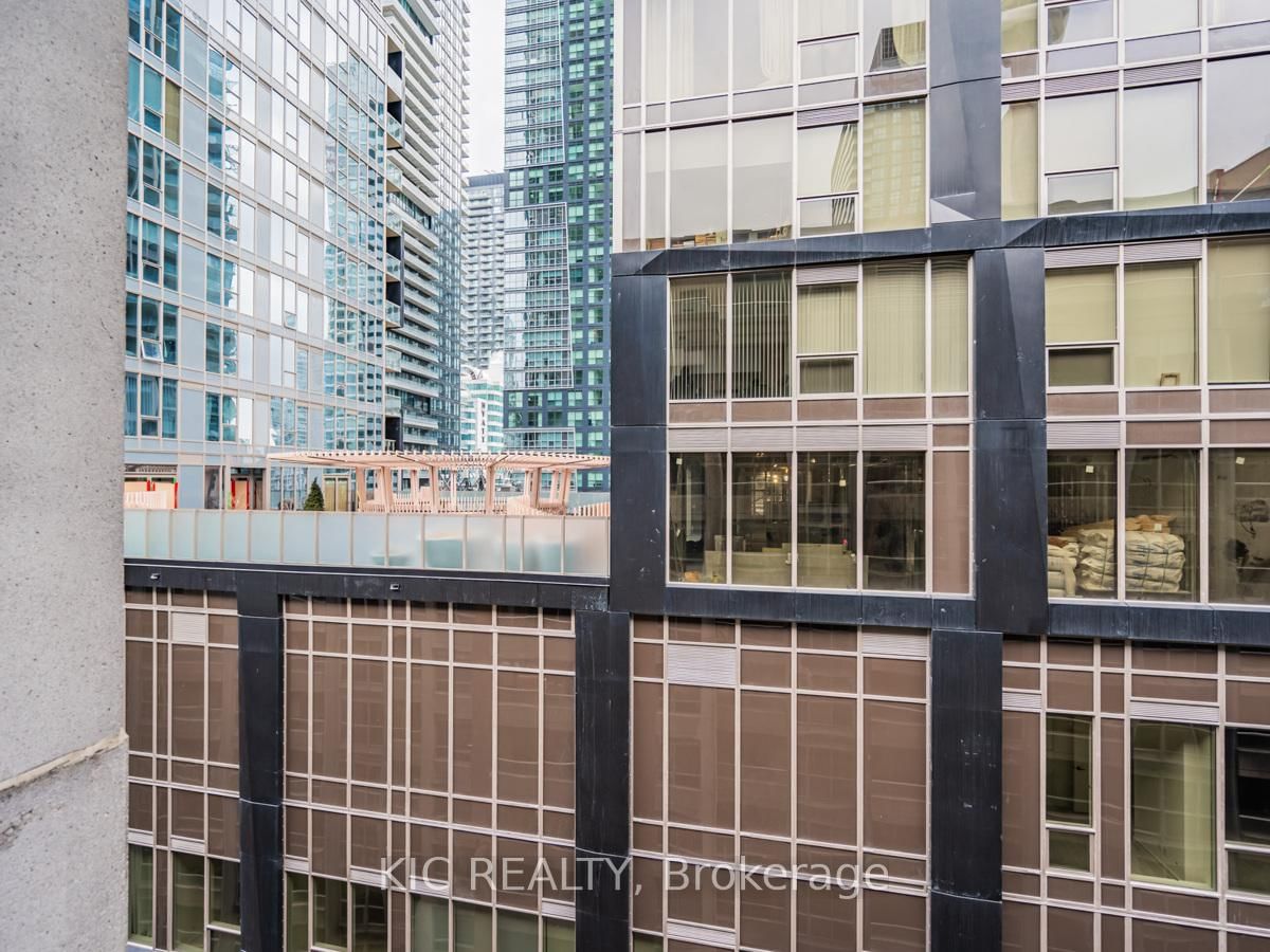 250 Wellington St W, unit 1727 for sale