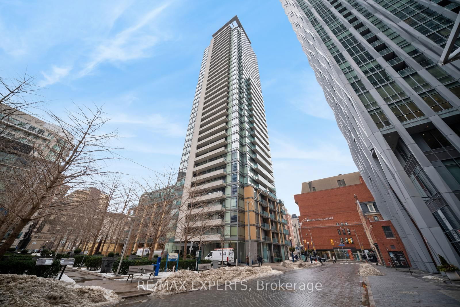 18 YORKVILLE Ave S, unit 903 for rent