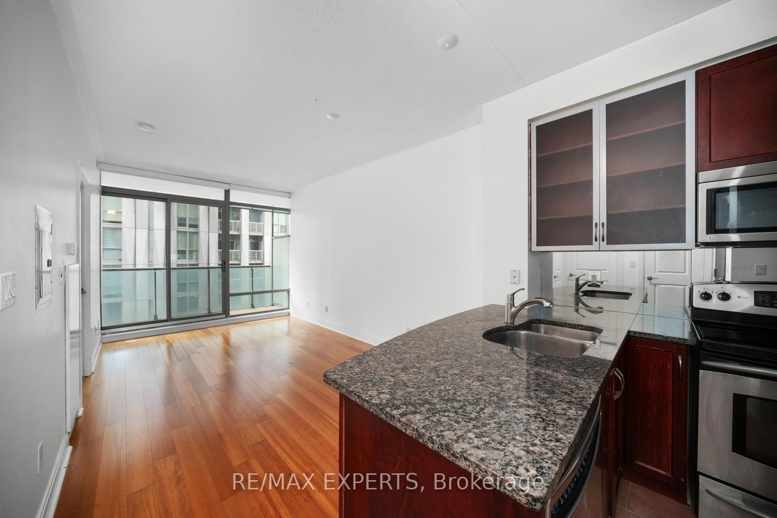 18 YORKVILLE Ave S, unit 903 for rent