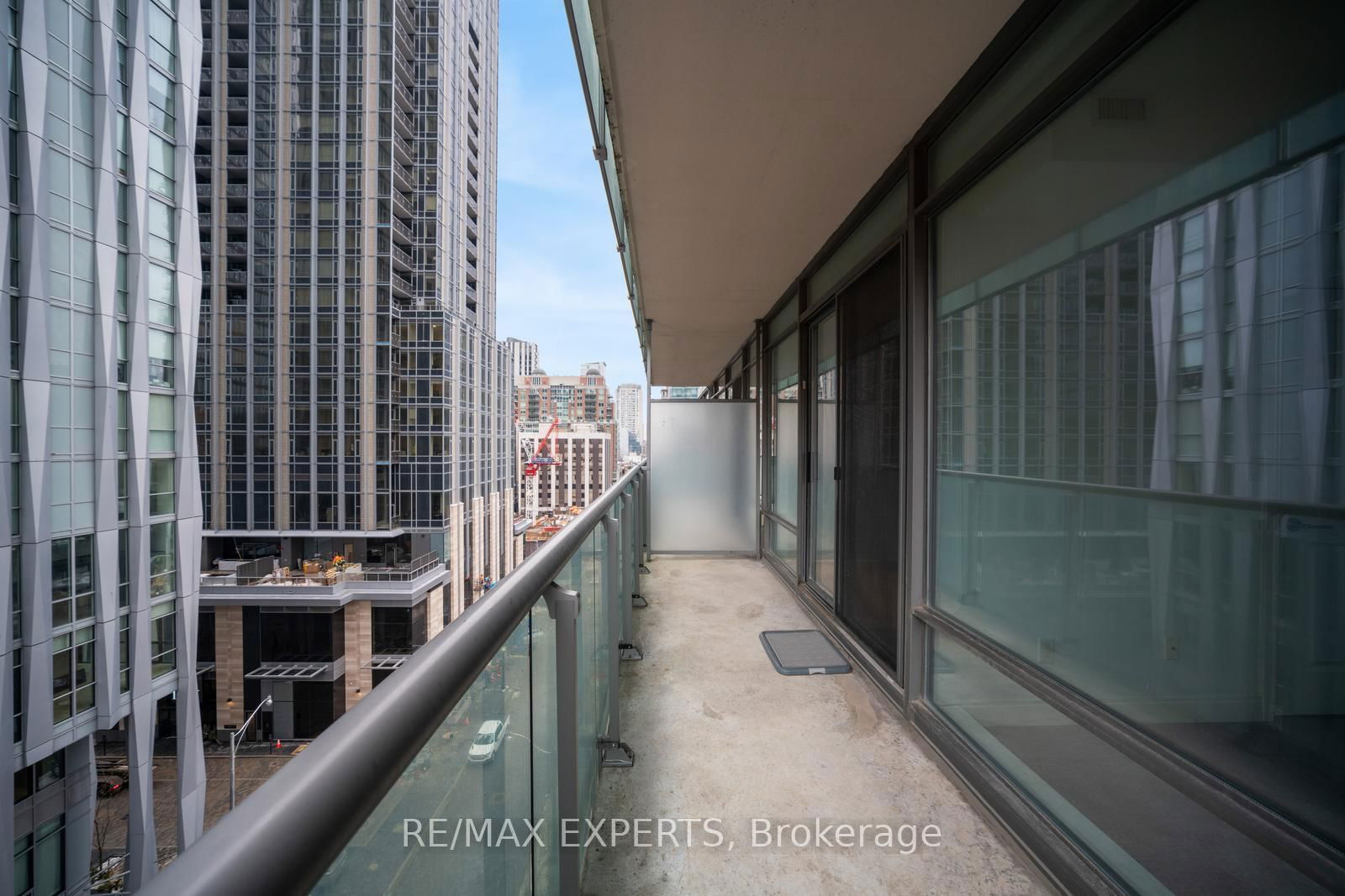 18 YORKVILLE Ave S, unit 903 for rent