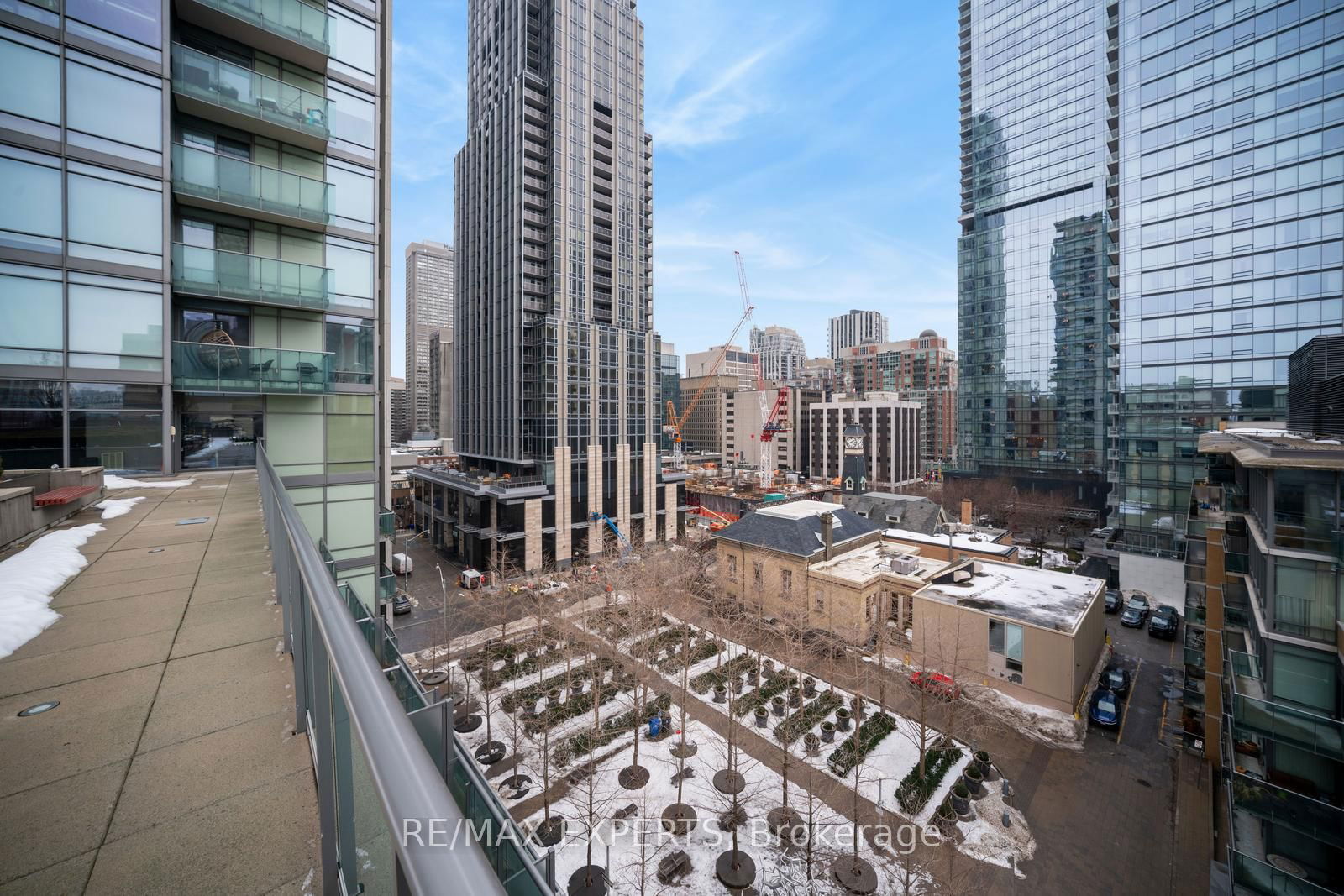 18 YORKVILLE Ave S, unit 903 for rent