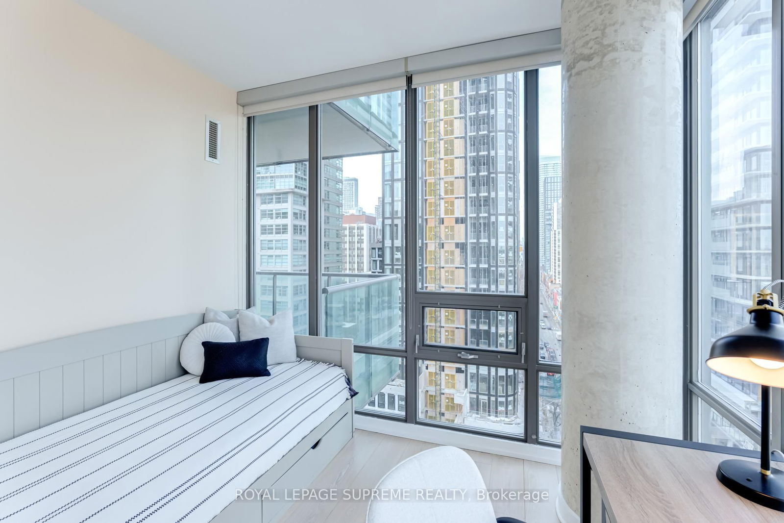 33 Lombard St, unit 1506 for rent