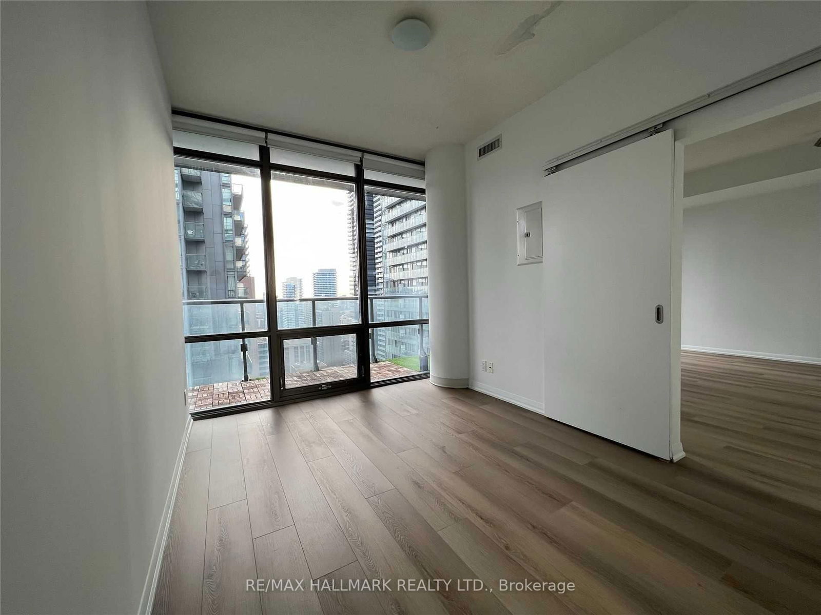 832 Bay St, unit 2806 for rent