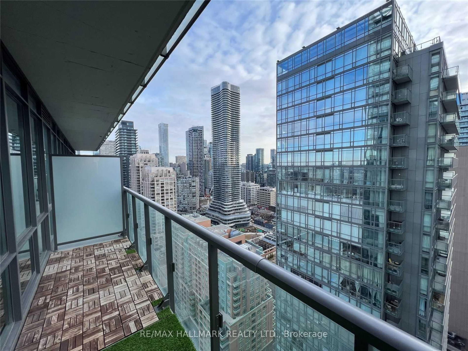 832 Bay St, unit 2806 for rent