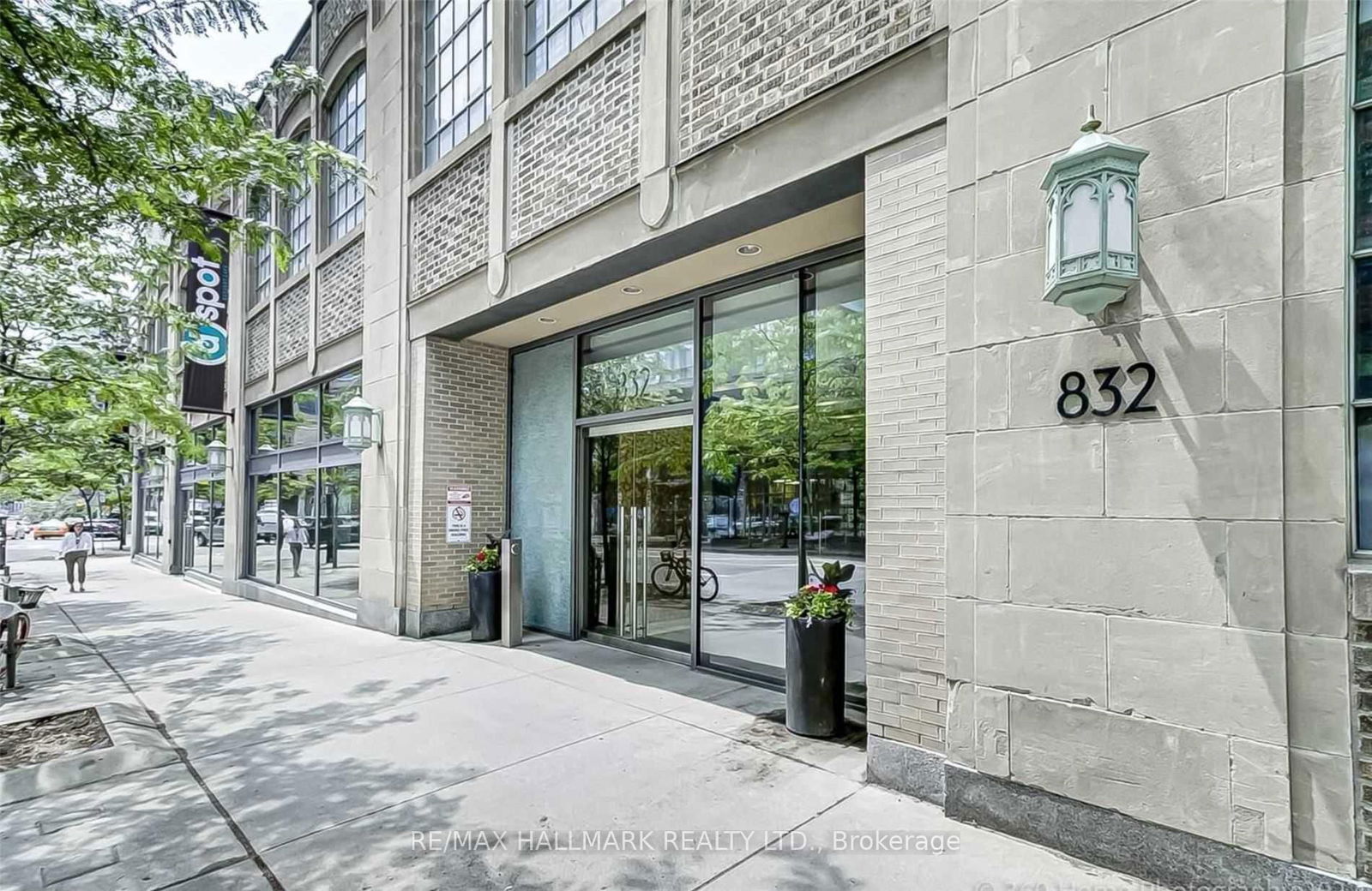 832 Bay St, unit 2806 for rent