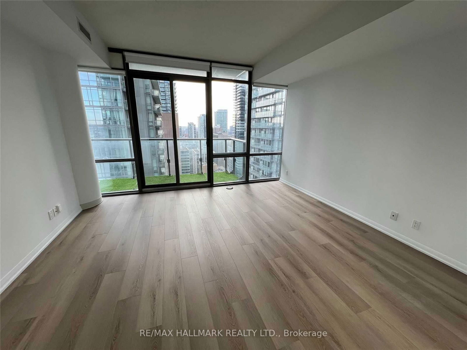 832 Bay St, unit 2806 for rent