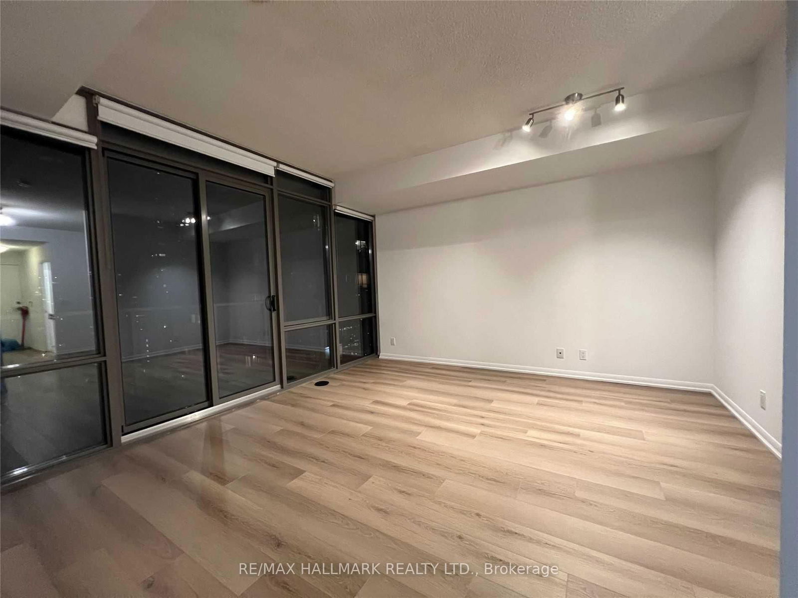 832 Bay St, unit 2806 for rent