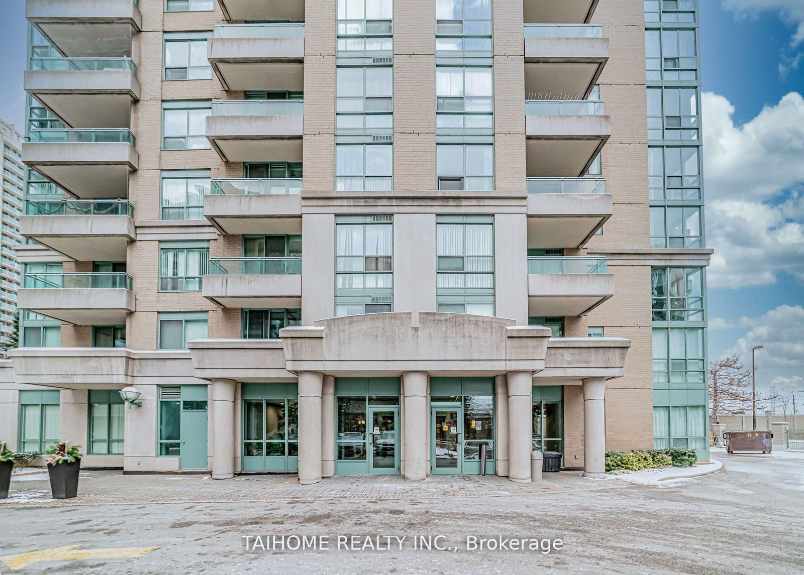 1 Pemberton Ave, unit 702 for rent