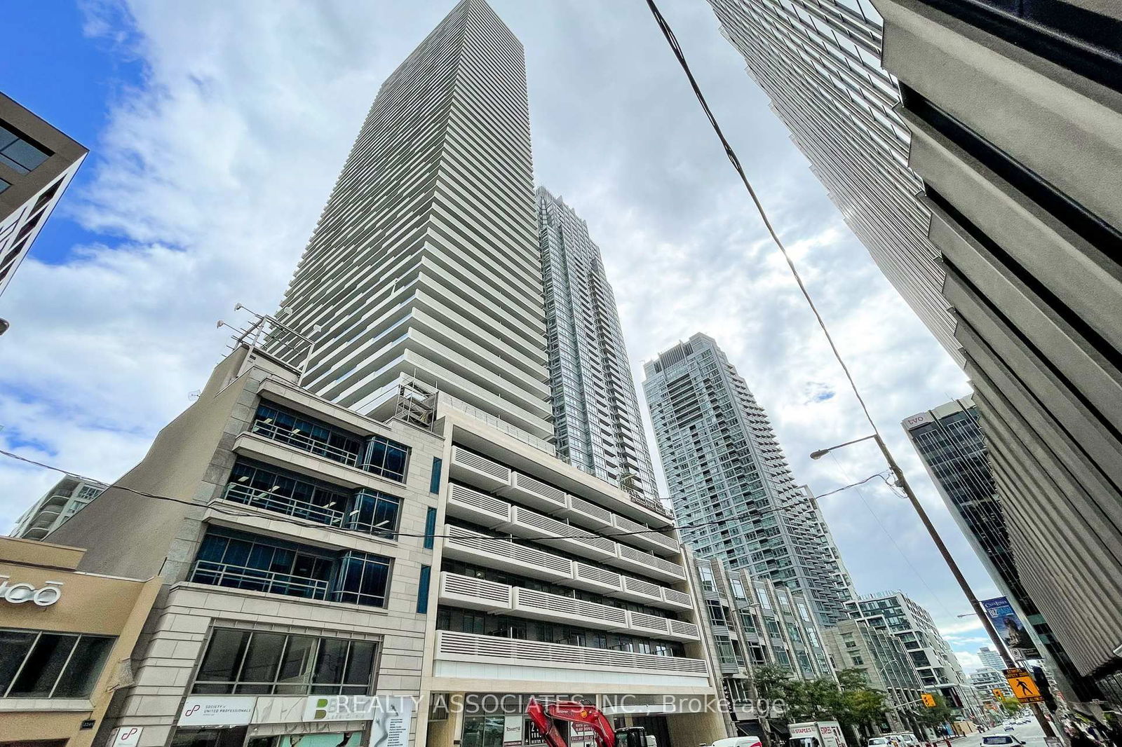 2221 Yonge St, unit 1811 for rent