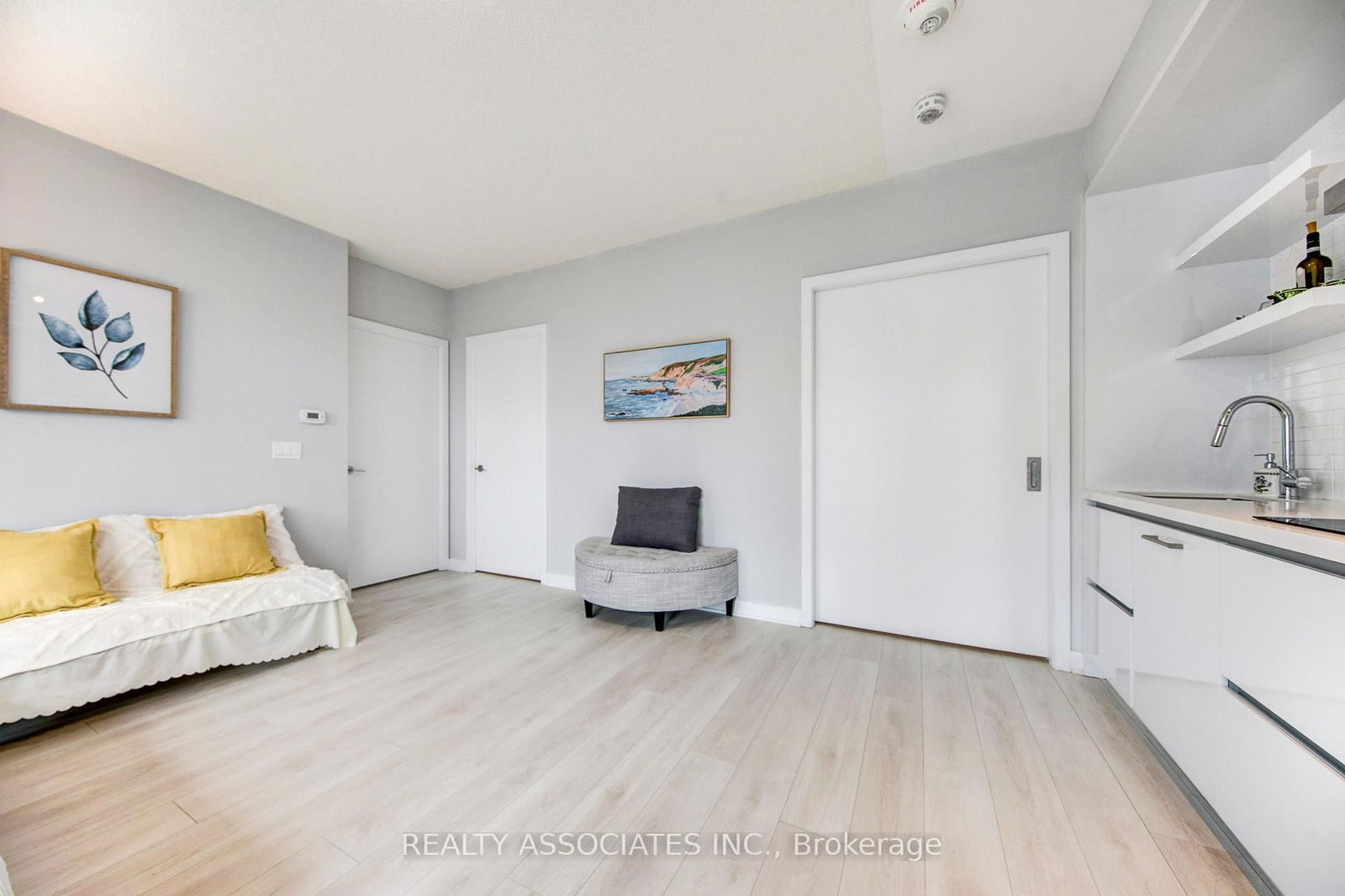 2221 Yonge St, unit 1811 for rent