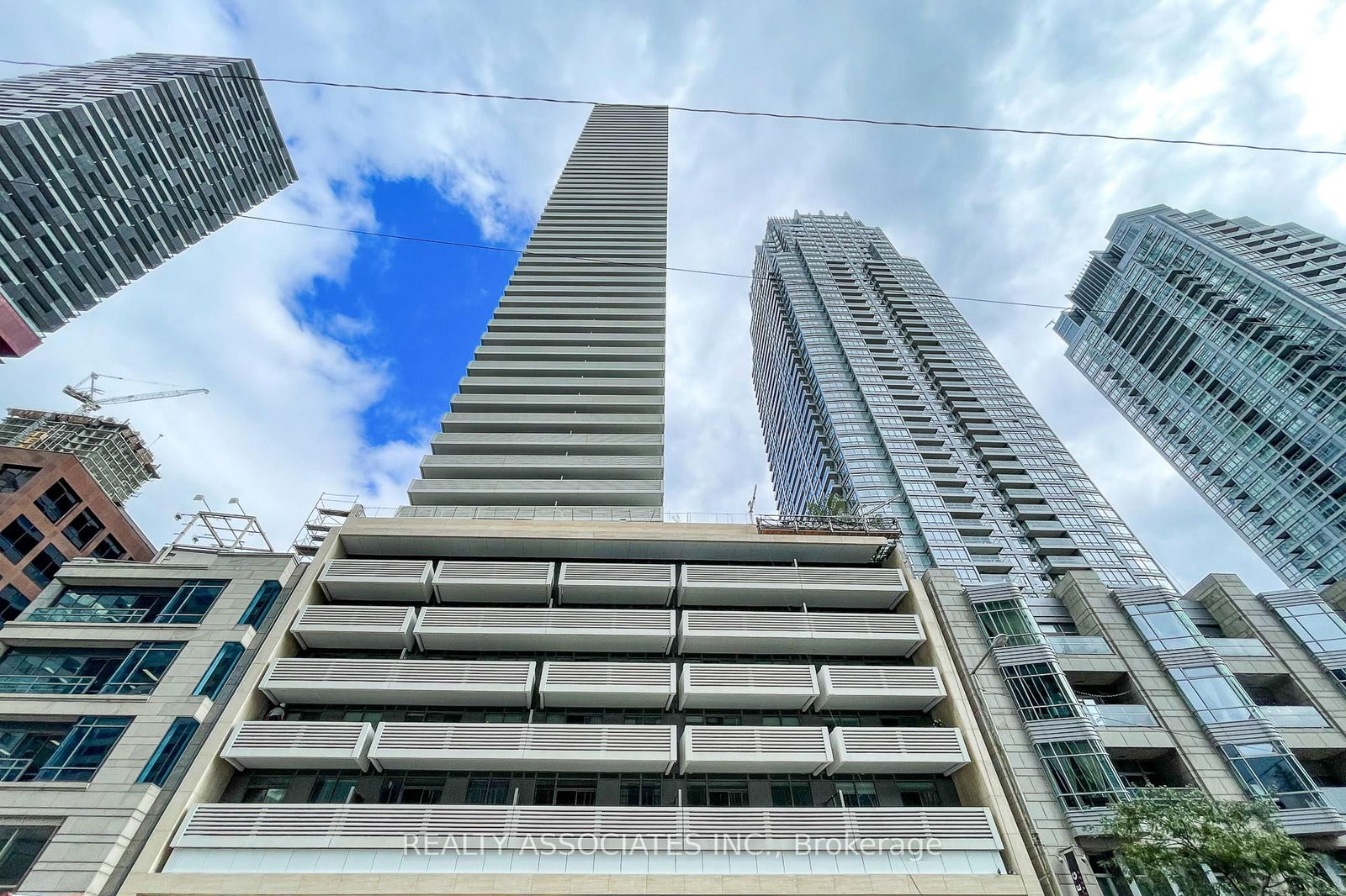 2221 Yonge St, unit 1811 for rent