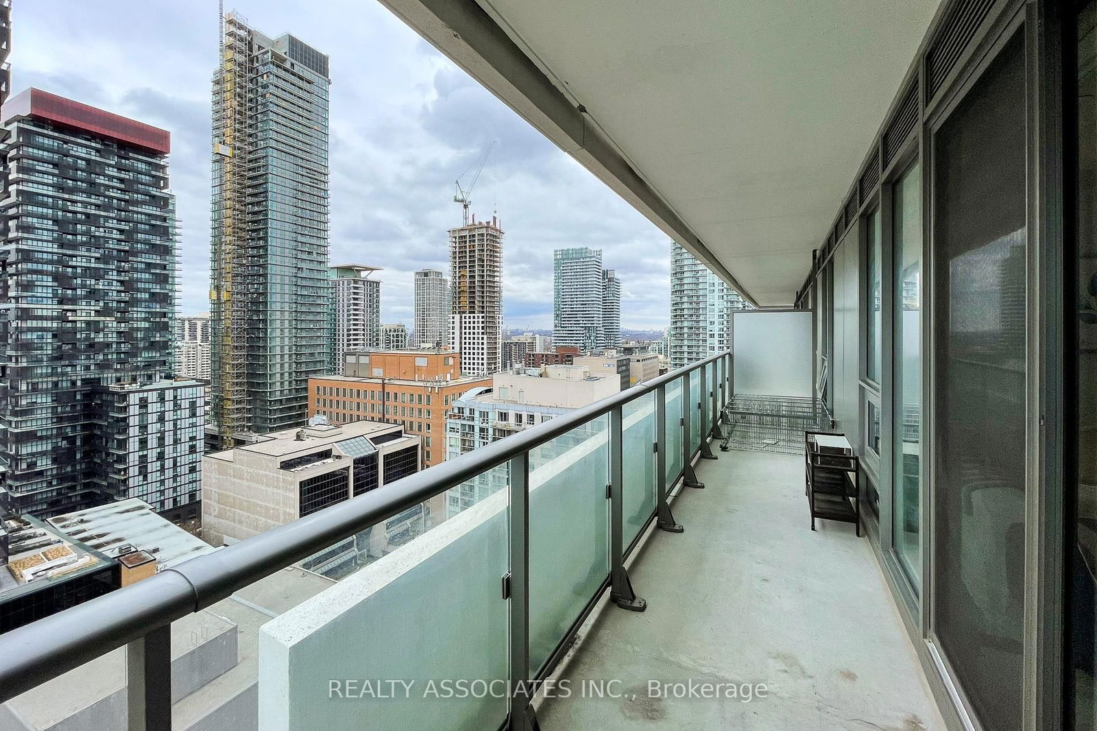 2221 Yonge St, unit 1811 for rent