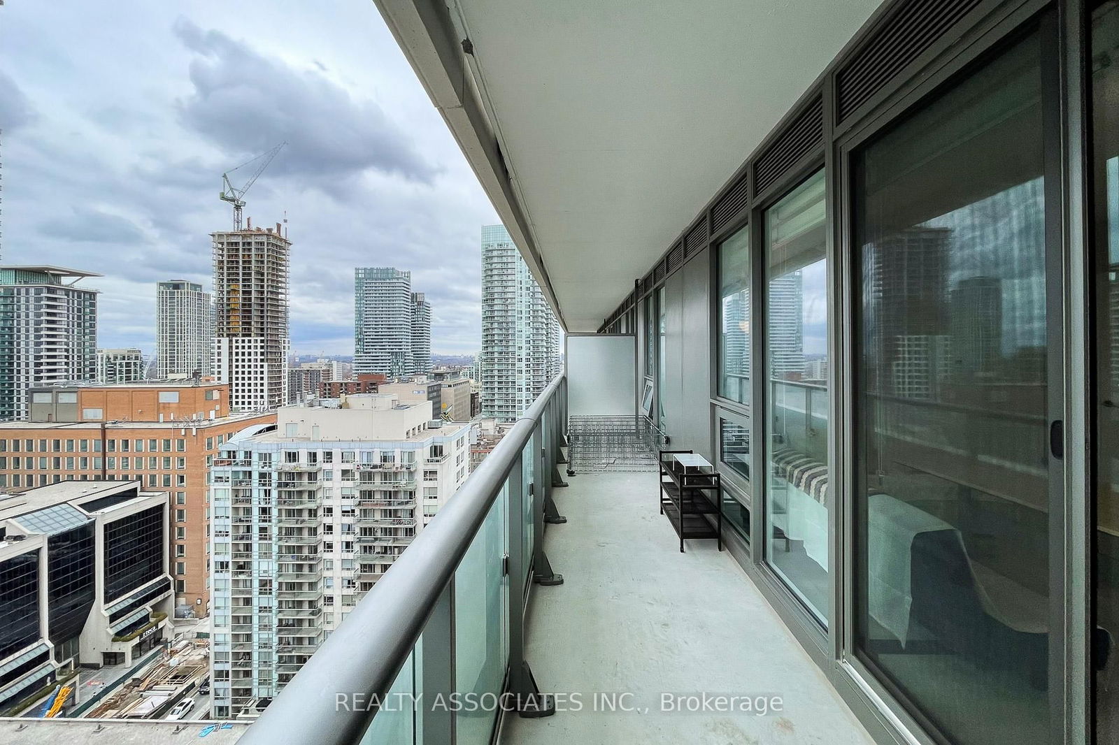 2221 Yonge St, unit 1811 for rent