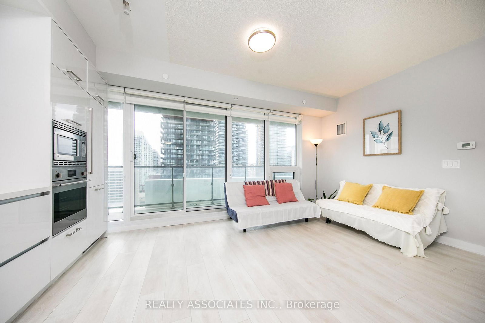 2221 Yonge St, unit 1811 for rent