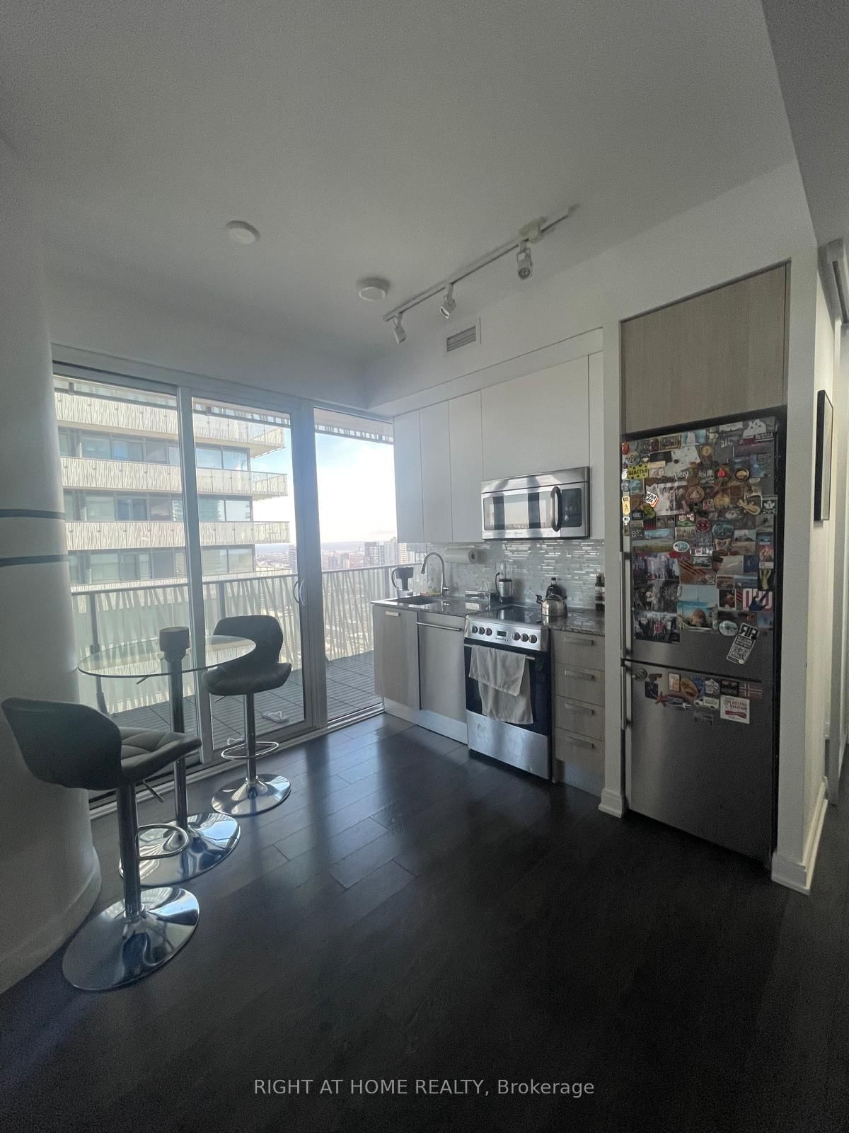 42 Charles St E, unit 4001 for rent