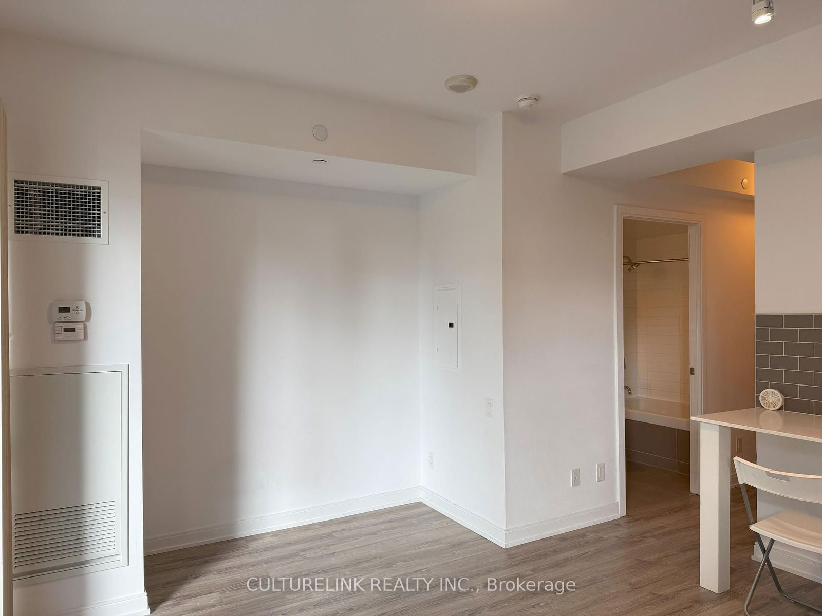 42 Charles St E, unit 1006 for rent