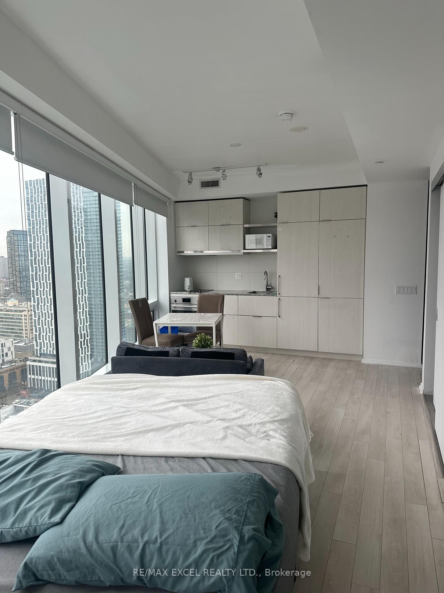 197 Yonge St, unit 3212 for rent