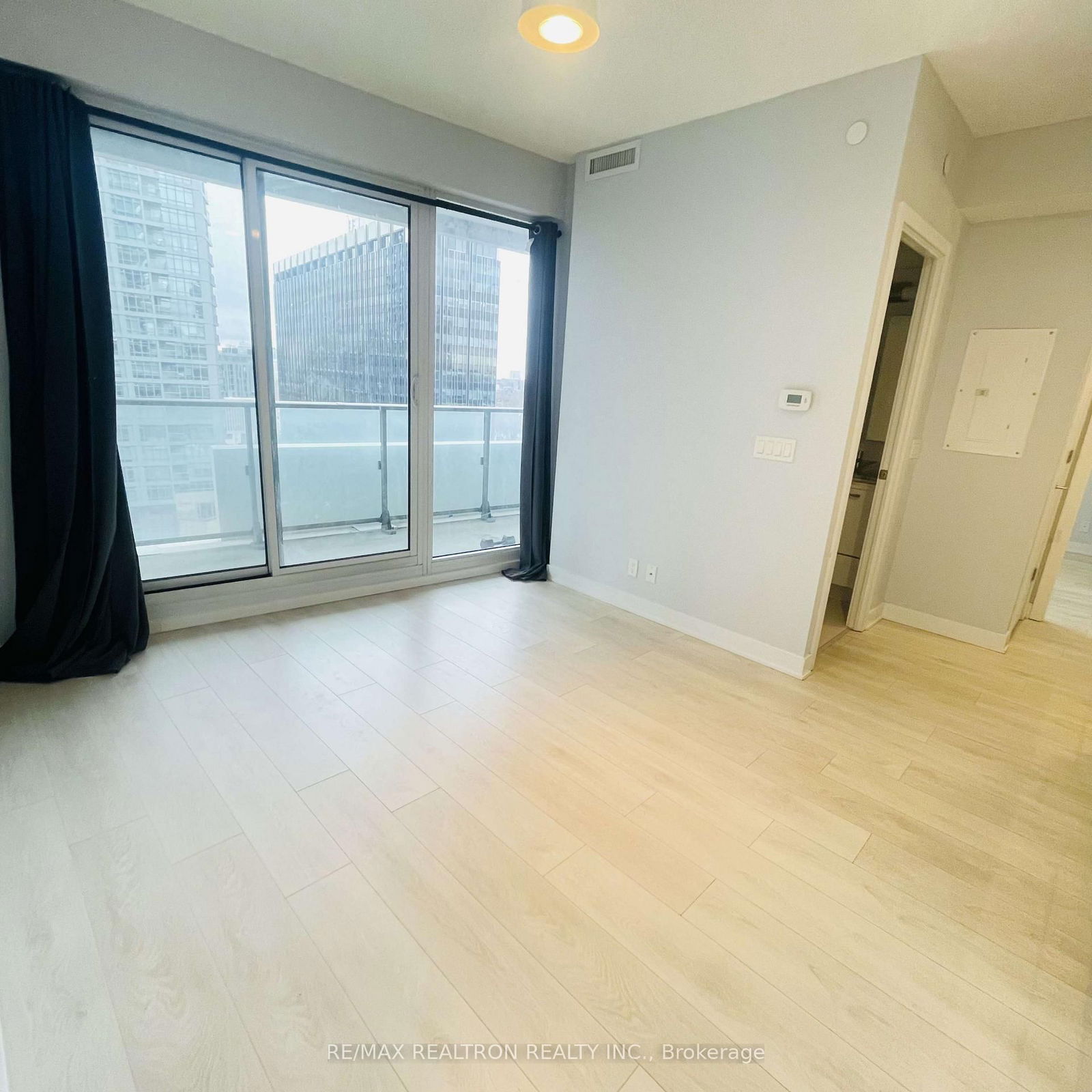 2221 Yonge St, unit 1007 for rent