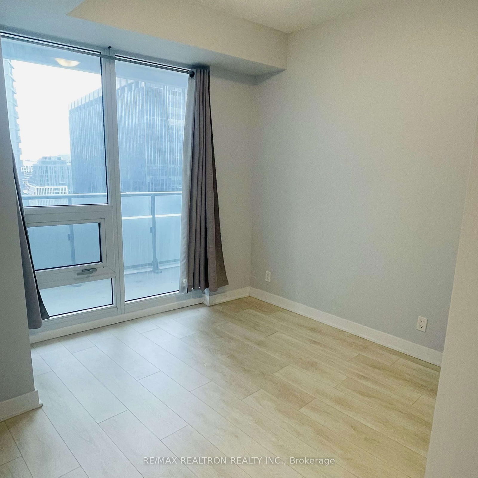 2221 Yonge St, unit 1007 for rent