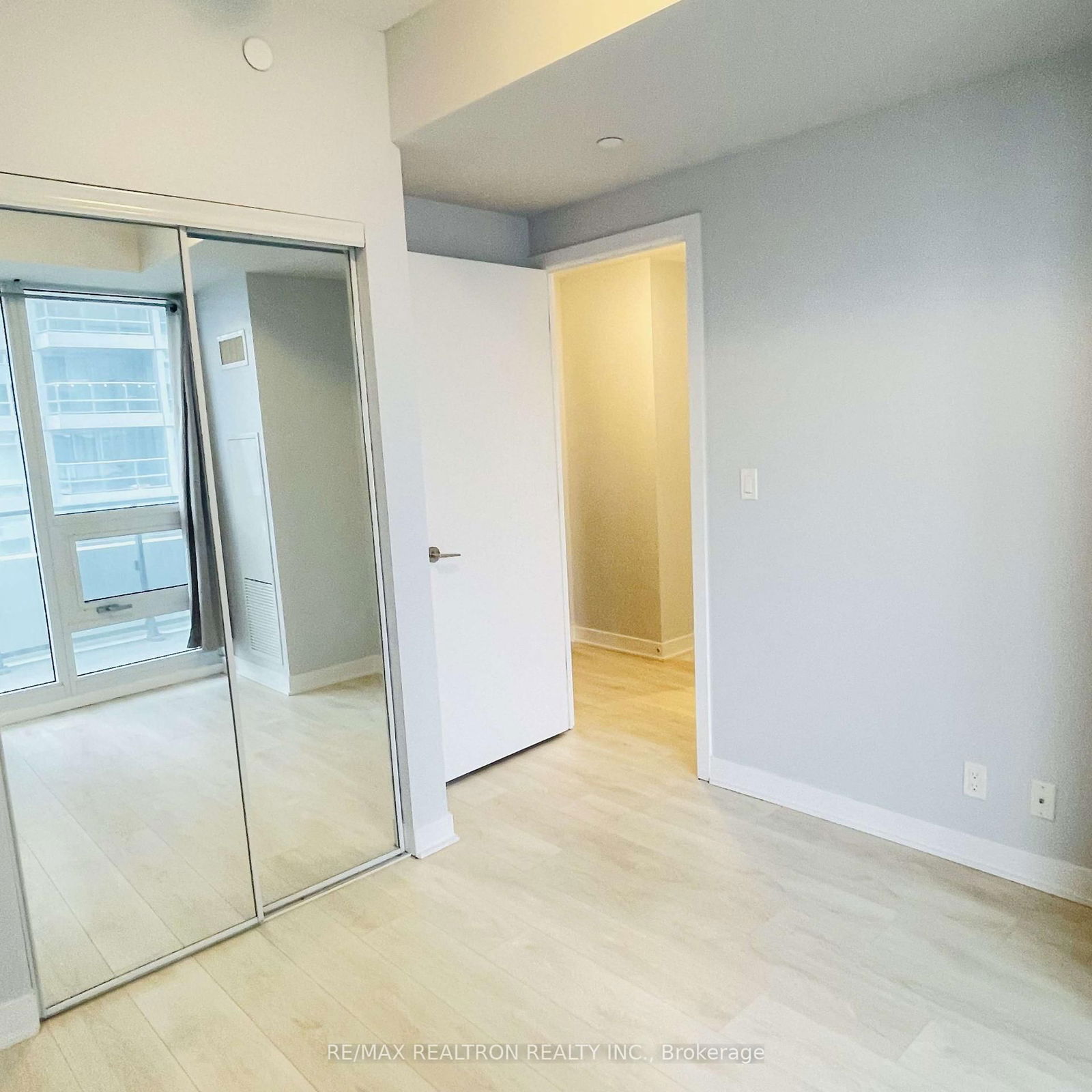 2221 Yonge St, unit 1007 for rent