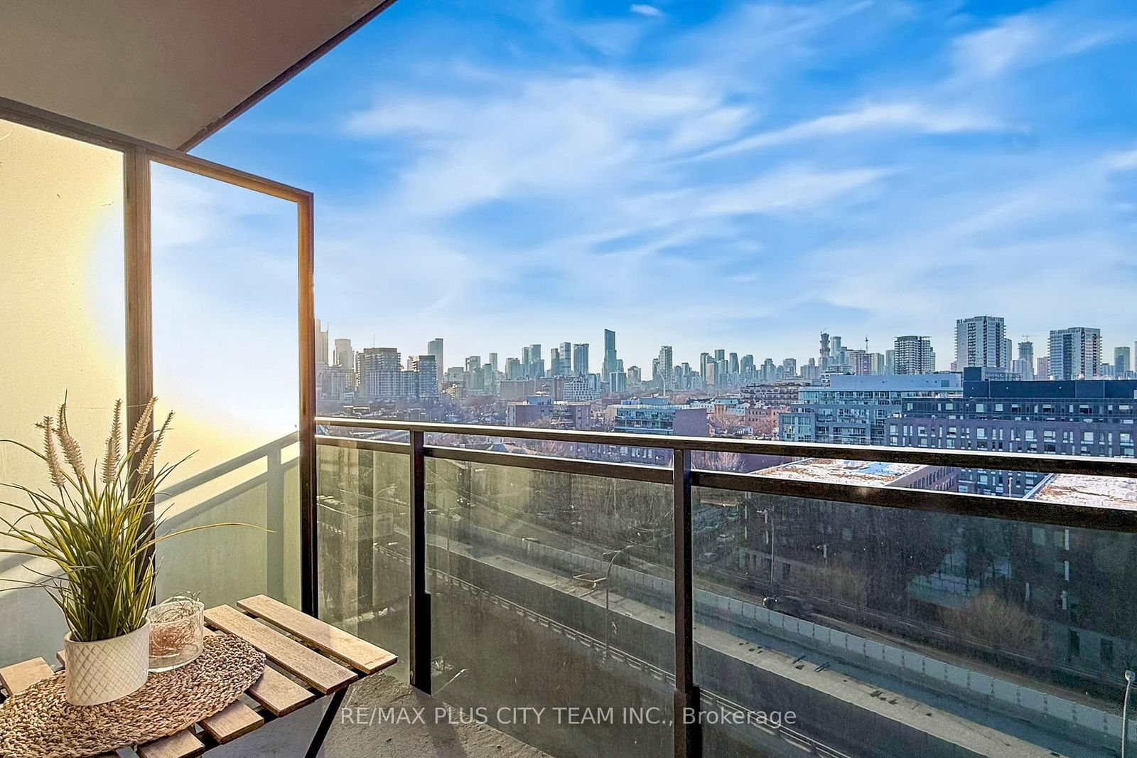 21 Lawren Harris Sq, unit 909 for sale