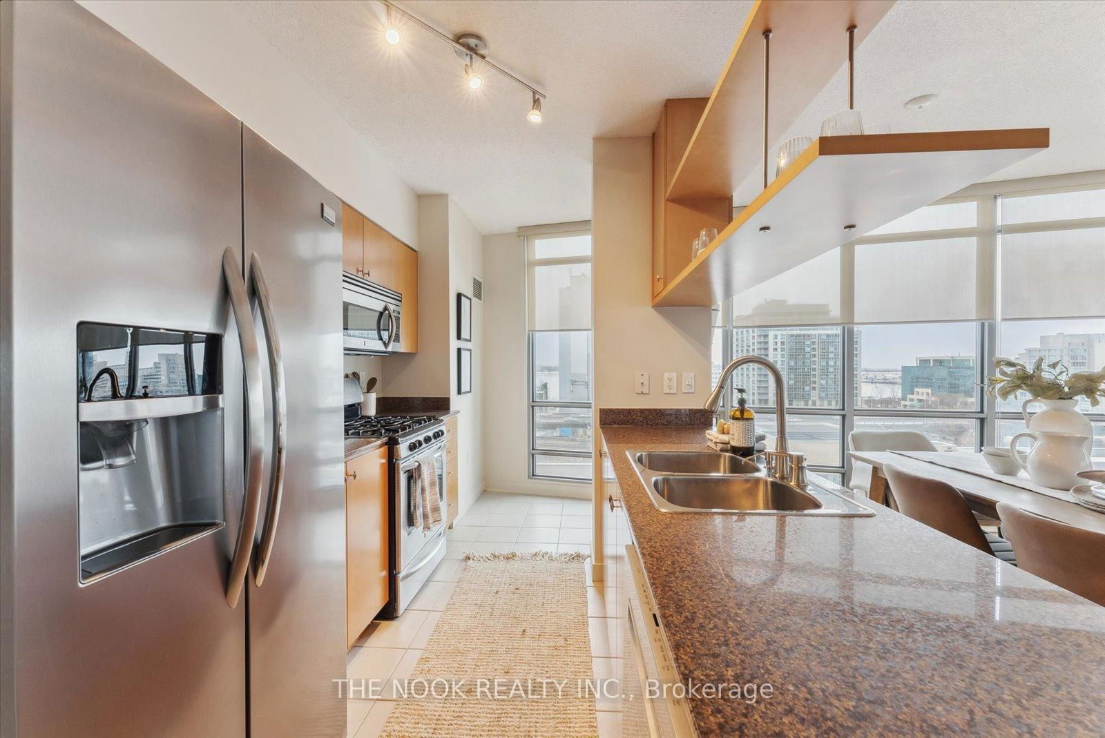 3 Navy Wharf Crt, unit 902 for sale