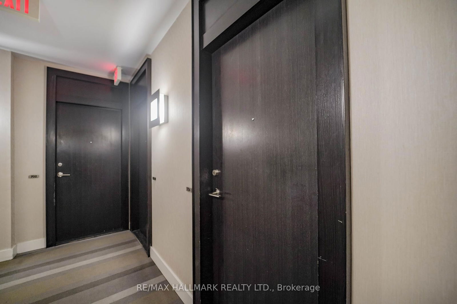 33 CHARLES St E, unit 704 for rent