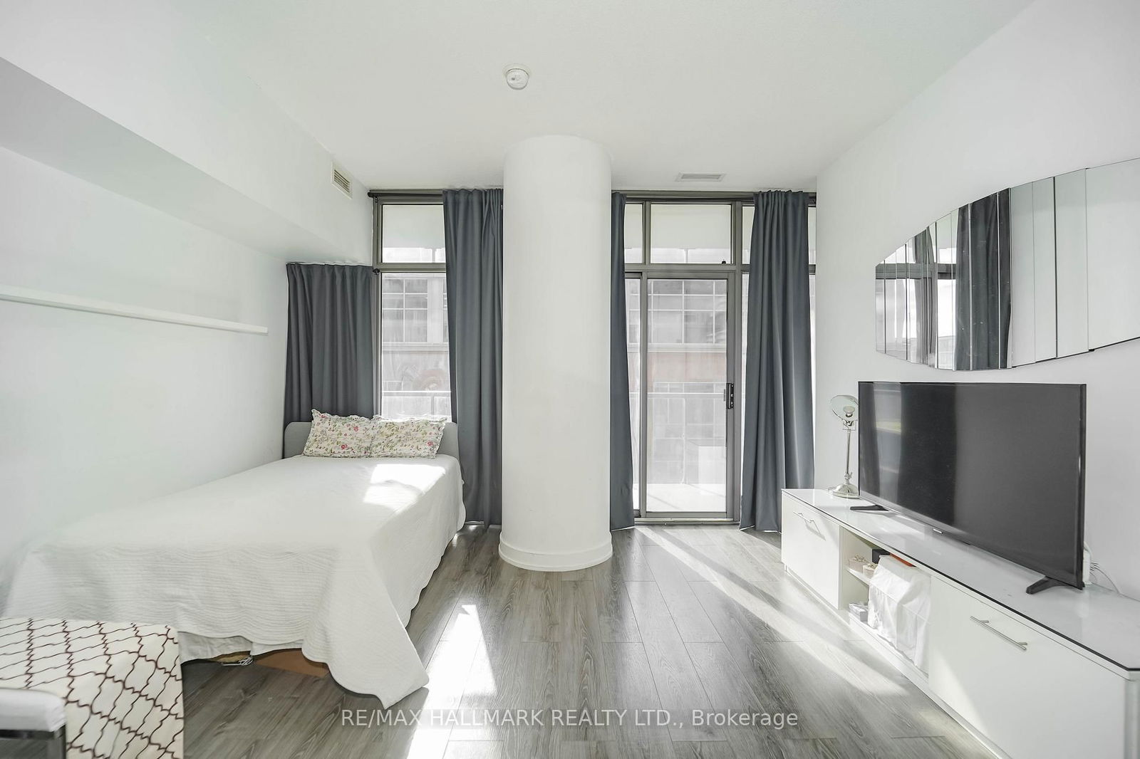 33 CHARLES St E, unit 704 for rent