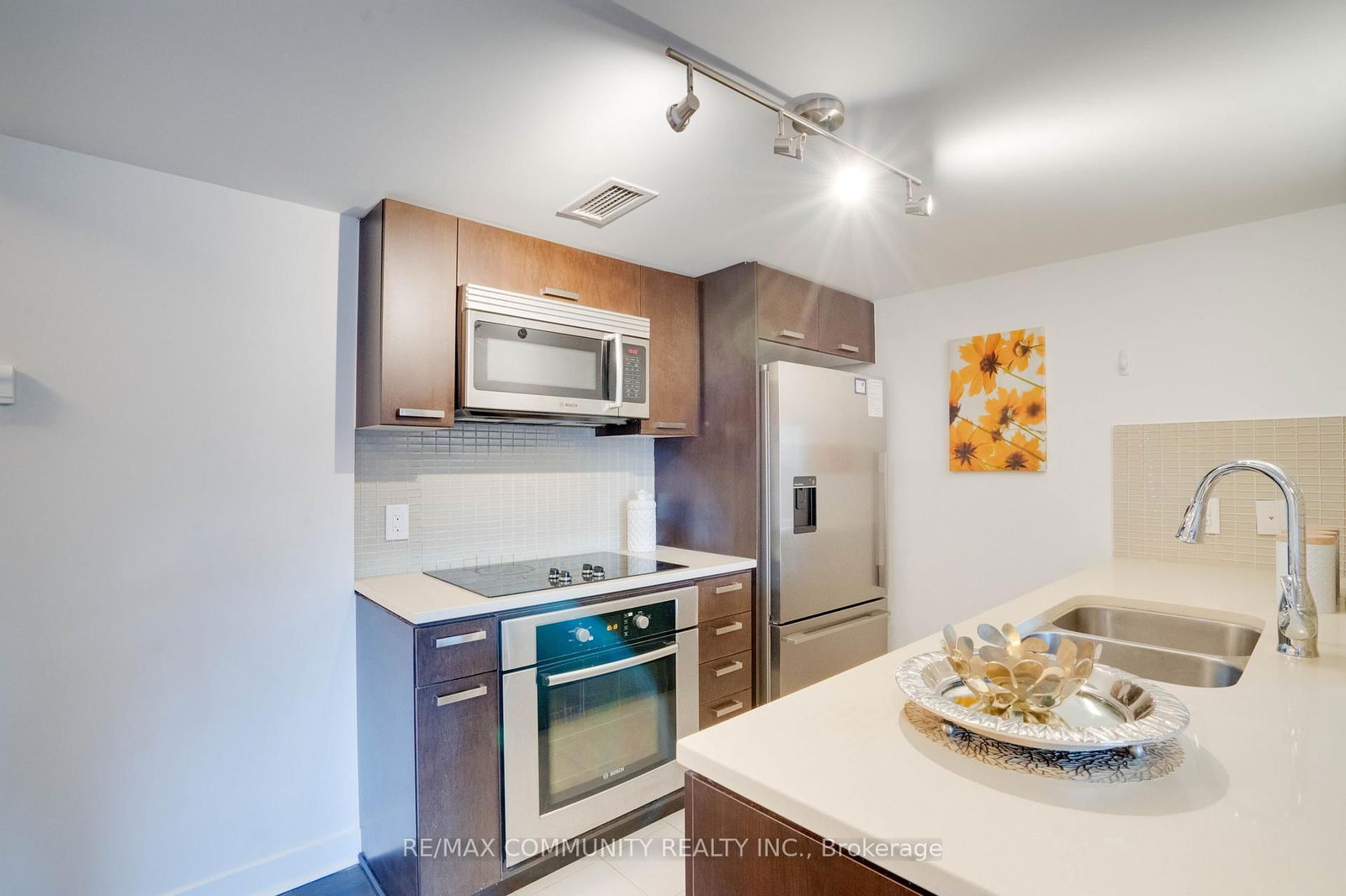 295 Adelaide St W, unit 824 for sale